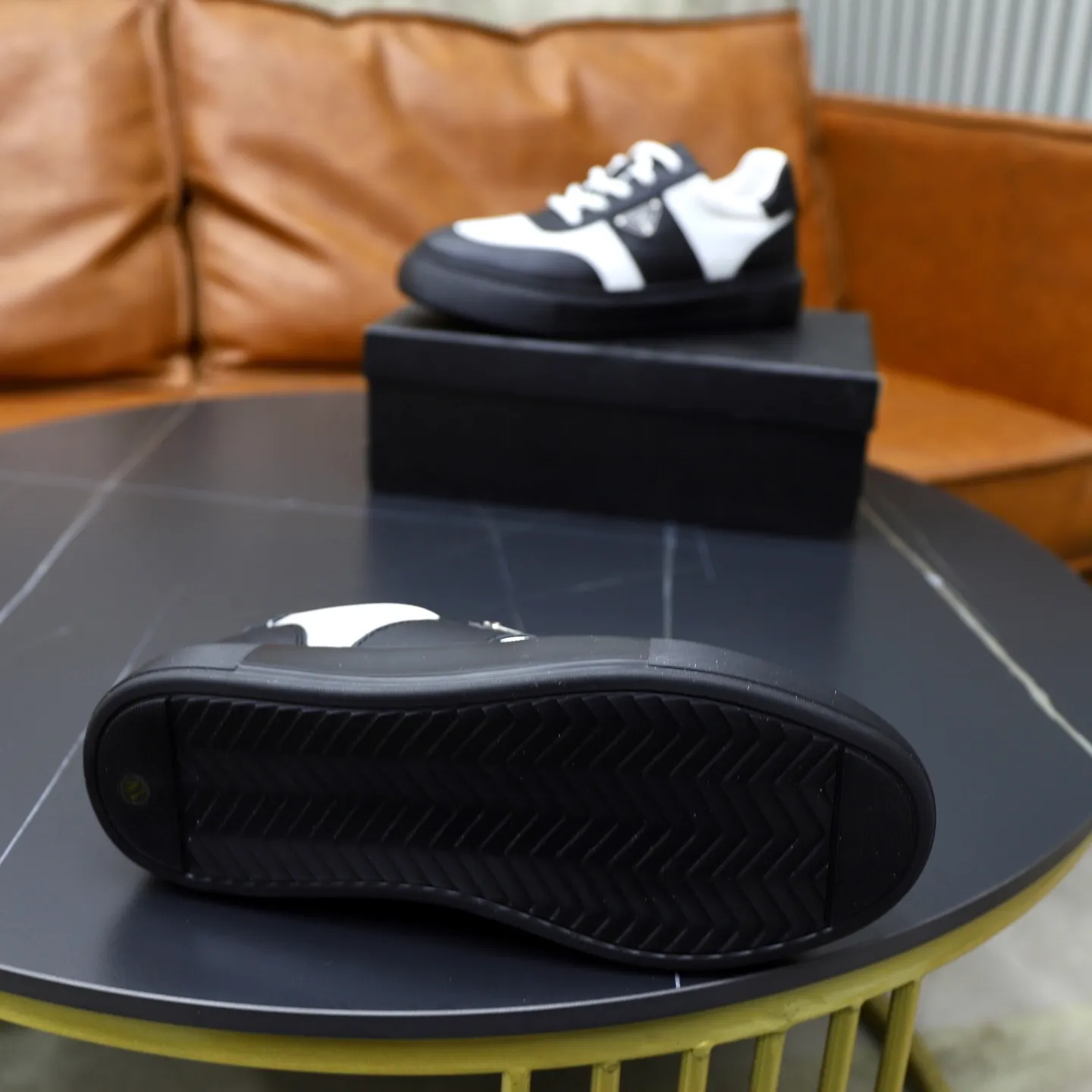 Ex-factory price: 462💰🙅‍♂️🙅‍♂️🙅‍♂️ Brand: PRADA Standard code: 38-44 (45 customized) Grade: Same as the official website Material: Original material splicing Comfortable and breathable lining Lightweight and wear-resistant sports outsole Style category: Men's fashionable casual shoes Running sneakers Distinguished luxury brand elements Top luxury Color: actual picture color